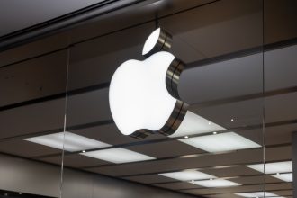 apple-accelera,-servizi-e-iphone-spingono-i-conti