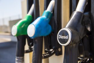 prezzi-carburante-in-italia-raggiungono-livelli-record